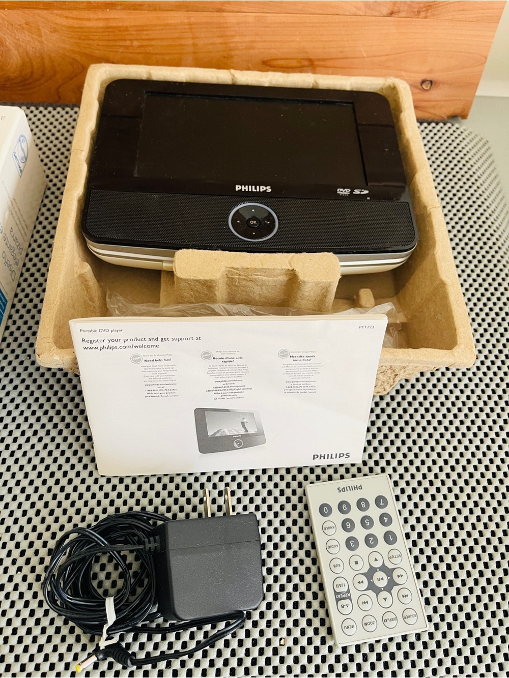 Philips PET723 7" Portable DVD Player - Widescreen Tablet Design SD Card Slot